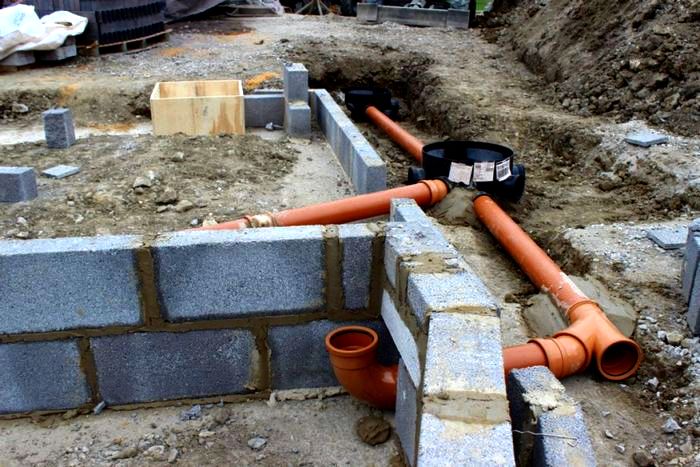 Наружная канализация дома - подключение к магистрали и бетонный колодец